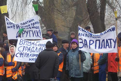 Зарплаты на хлеб с маслом не хватает, только на хлеб и воду