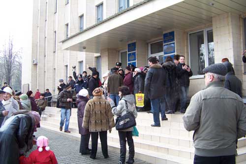 На крыльце исполкома. Представители от митингующих желают пробраться на сессию городского совета